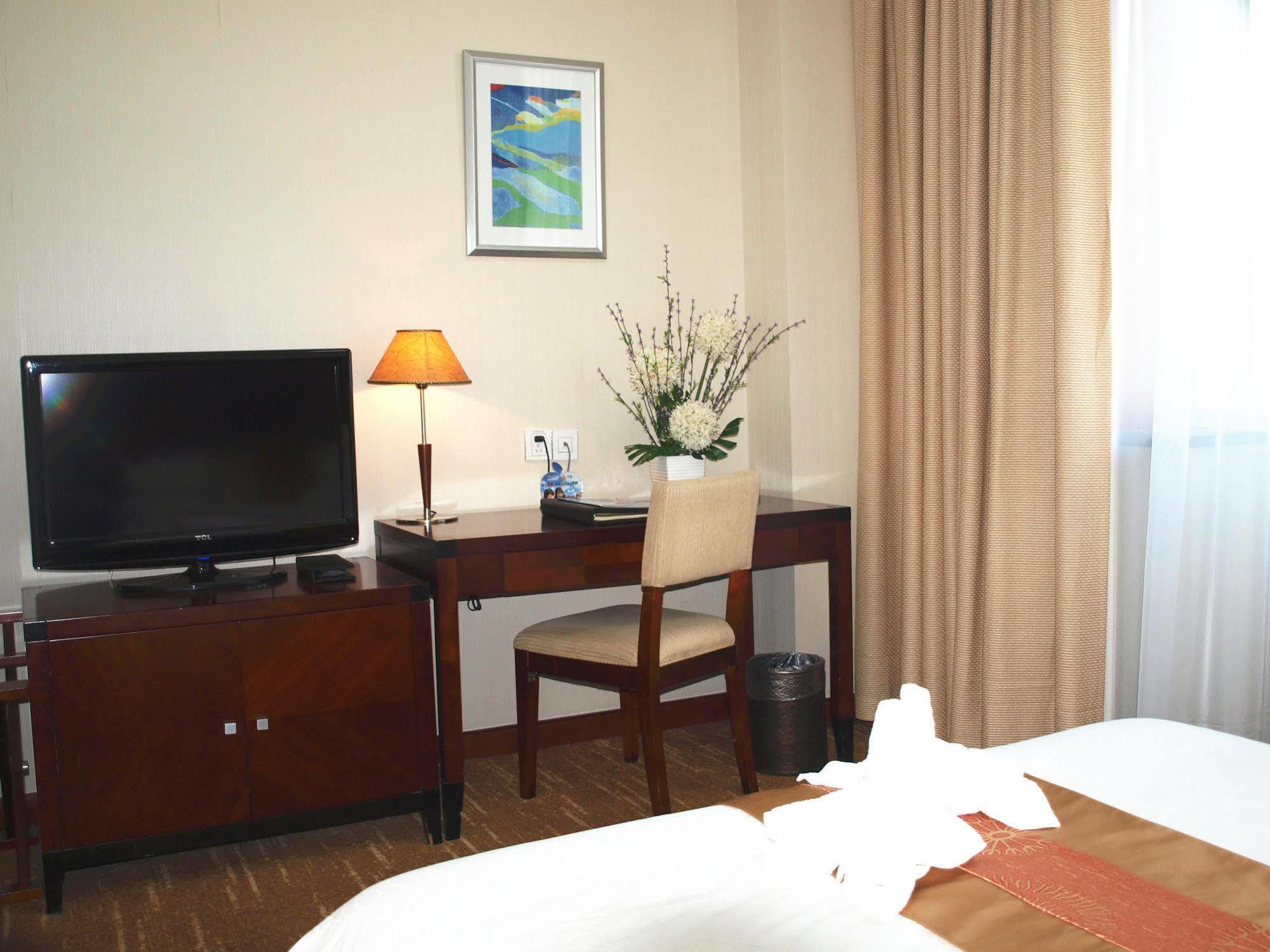 Century Hotel Taicang Bagian luar foto