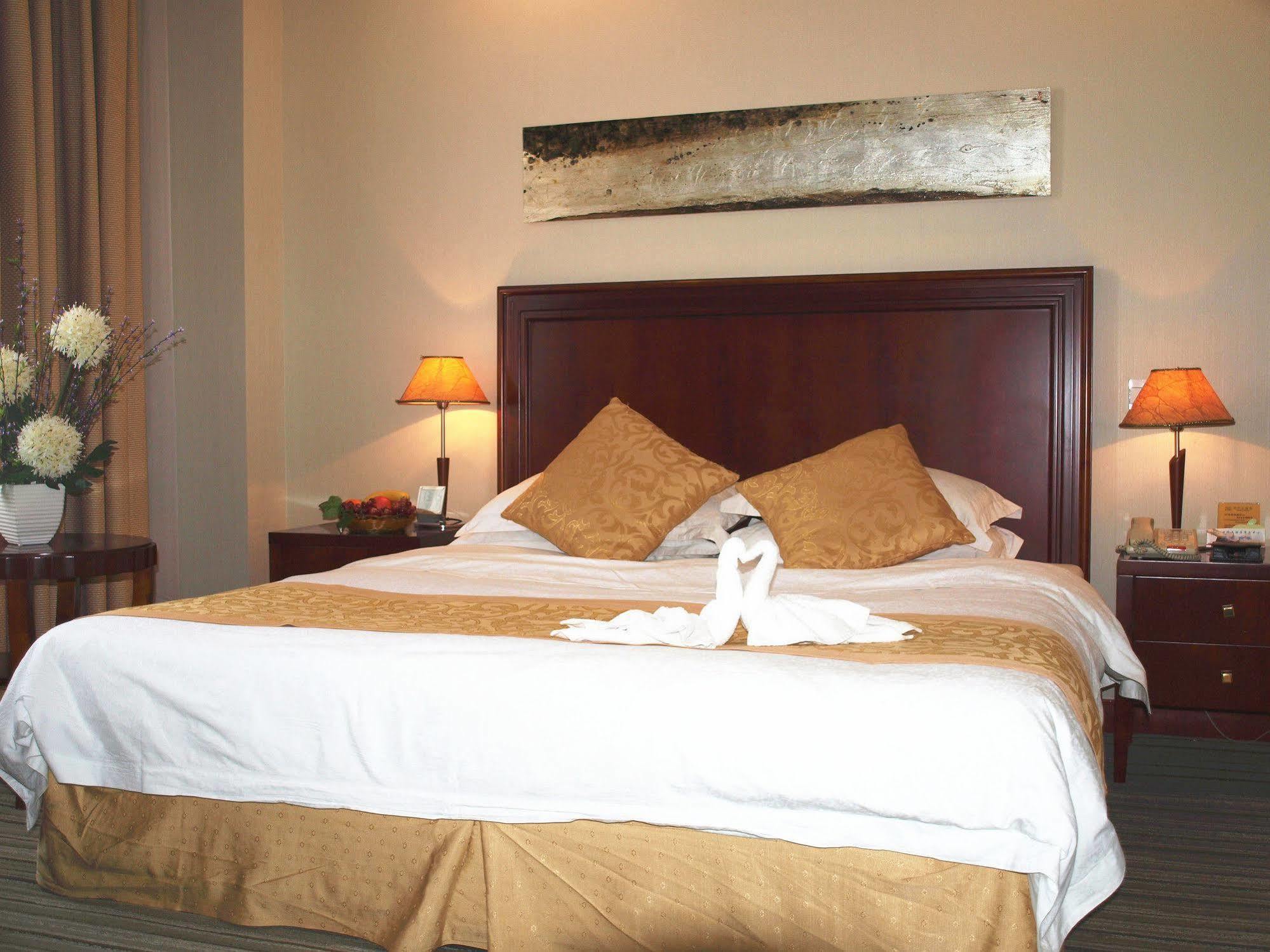 Century Hotel Taicang Bagian luar foto