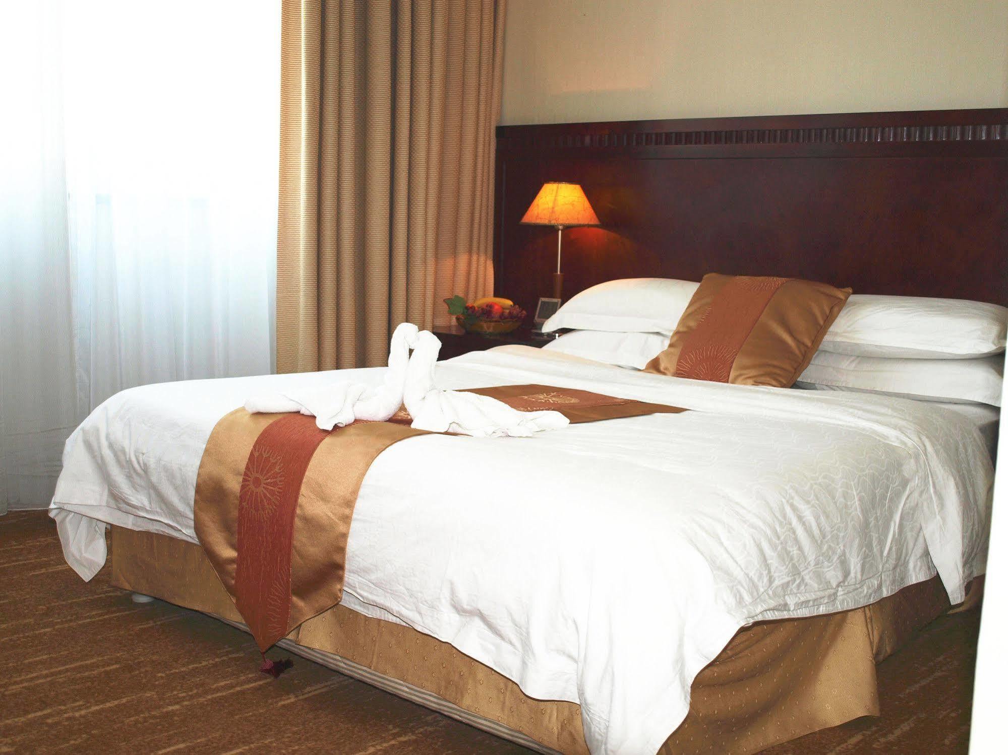 Century Hotel Taicang Bagian luar foto