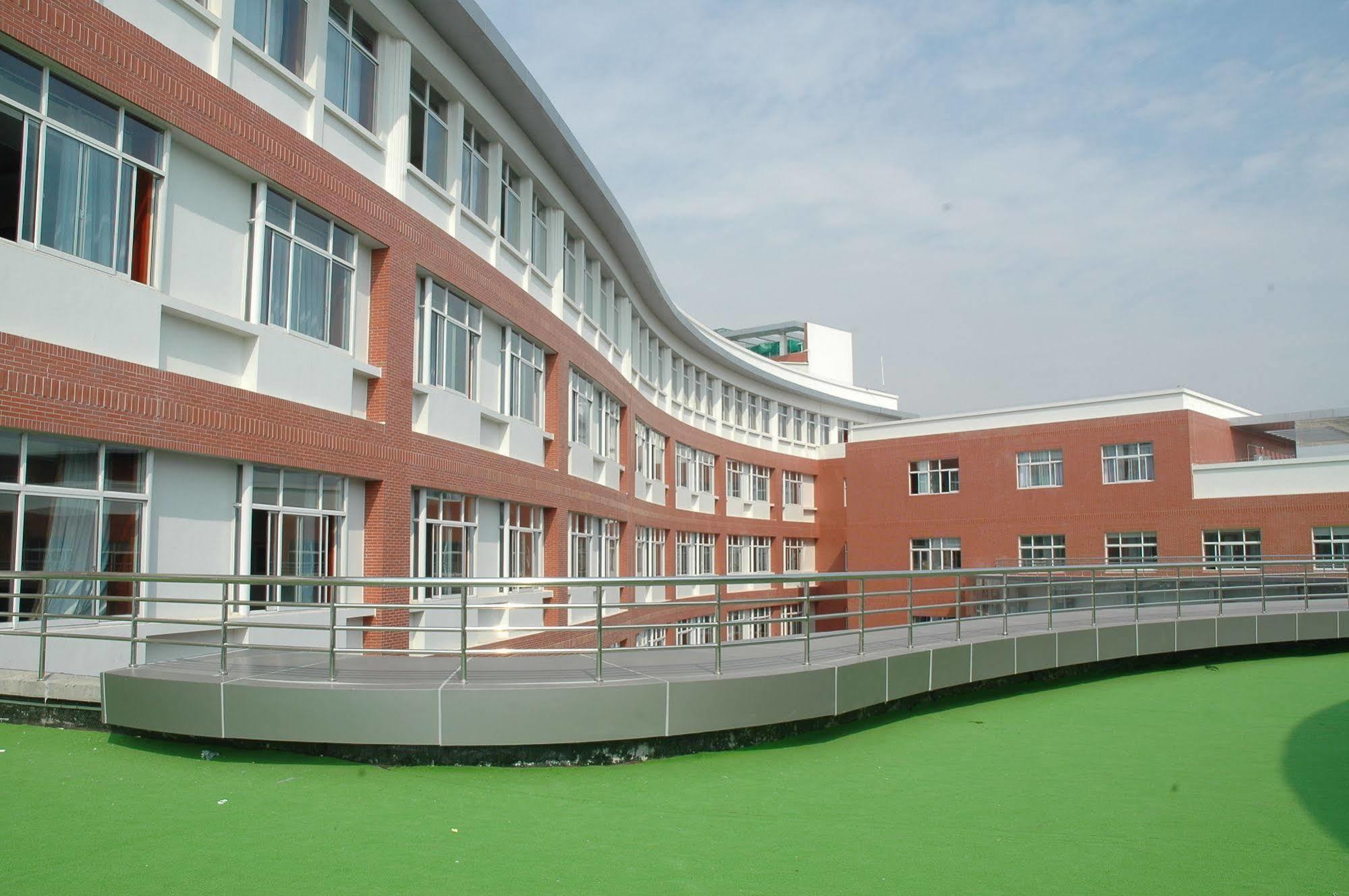 Century Hotel Taicang Bagian luar foto